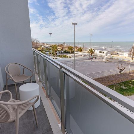 Hotel Tritone Сенигалия Екстериор снимка