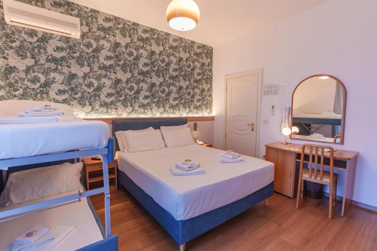 Hotel Tritone Сенигалия Екстериор снимка