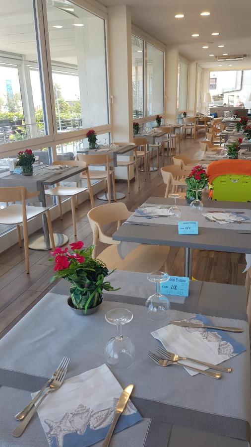 Hotel Tritone Сенигалия Екстериор снимка