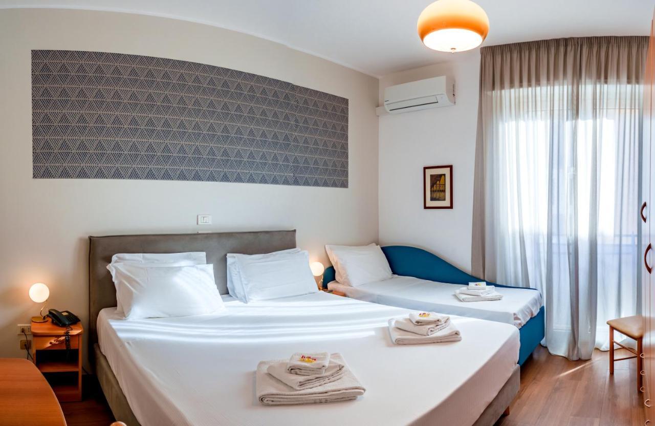 Hotel Tritone Сенигалия Екстериор снимка