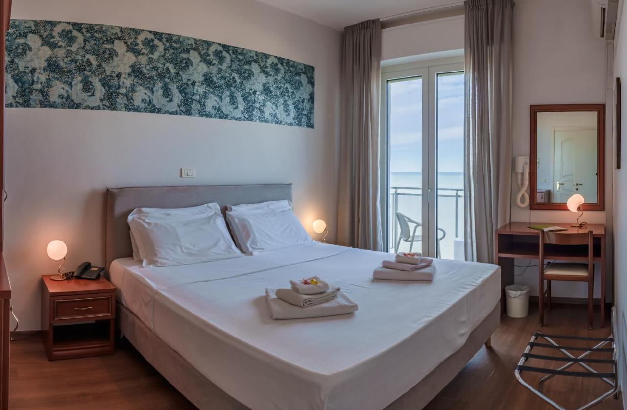 Hotel Tritone Сенигалия Екстериор снимка