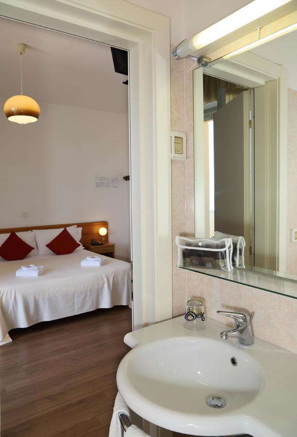 Hotel Tritone Сенигалия Екстериор снимка