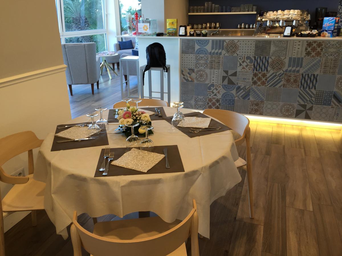 Hotel Tritone Сенигалия Екстериор снимка