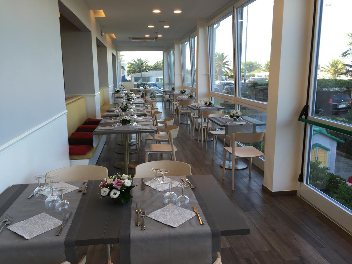 Hotel Tritone Сенигалия Екстериор снимка
