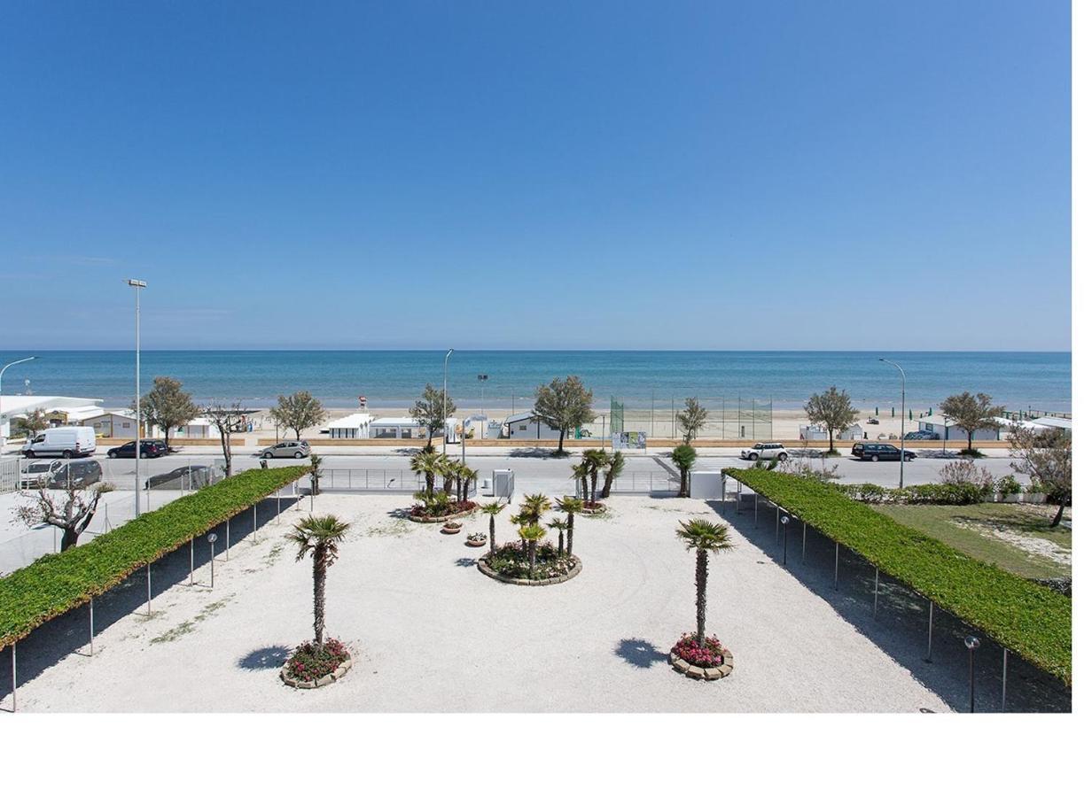 Hotel Tritone Сенигалия Екстериор снимка